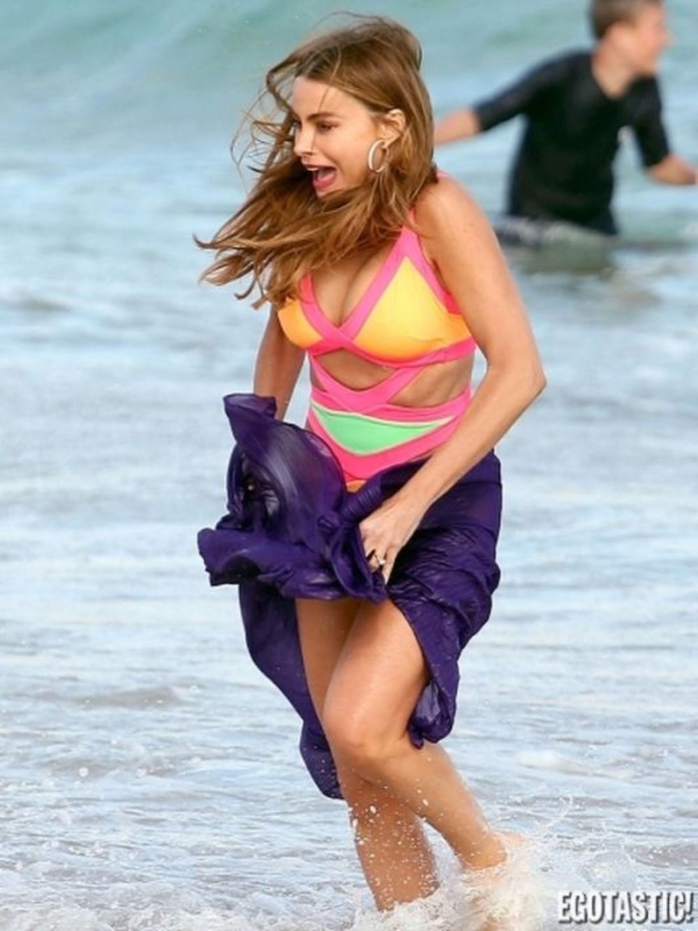 Kolumbijska glumica i manekenka zna kako da privuče pažnju. Sofija Vergara februar provodi u toploj Australiji, gde sa svojim kolegama iz serije Modern Family snima nove epizode. A jedan od setova smešten je na prelepim plažama, pa su tako Sofijini fanovi iz z
