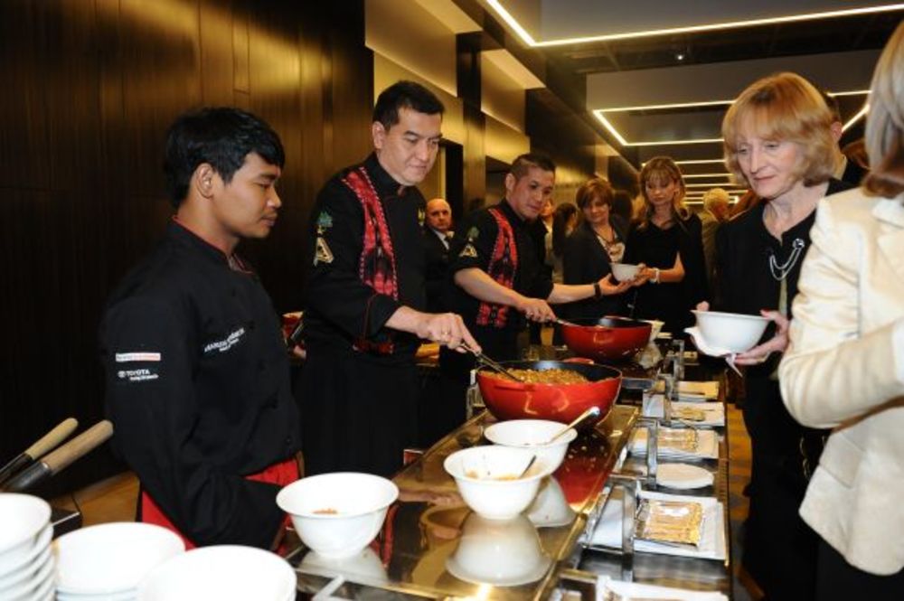 Svečanom večerom, održanom 25.februara u novotvorenom hotelu Crowne Plaza, zvanično su počeli Dani Indonezije u Beogradu, manifestacija organizovana u saradnji sa ambasadom Indonezije u Beogradu. Veče pod nazivom Wonderful Indonesia: The World's Heart of