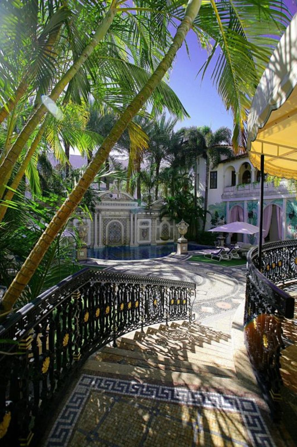 Bekamovi su konačno pronašli dugo traženi idealni dom u Majamiju, a izbor je pao ni manje ni više nego na vilu Đanija Versaćea, ispred koje je kreator 1997. godine i ubijen. Kuću je slavni kreator kupio 1992. godine za svega 6 miliona dolara, međutim je potroš