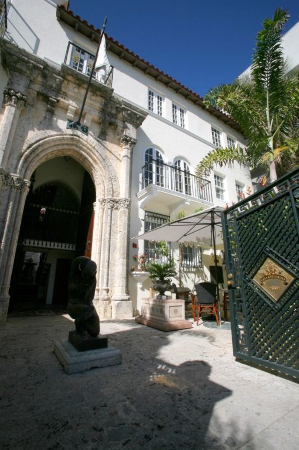 Bekamovi su konačno pronašli dugo traženi idealni dom u Majamiju, a izbor je pao ni manje ni više nego na vilu Đanija Versaćea, ispred koje je kreator 1997. godine i ubijen. Kuću je slavni kreator kupio 1992. godine za svega 6 miliona dolara, međutim je potroš