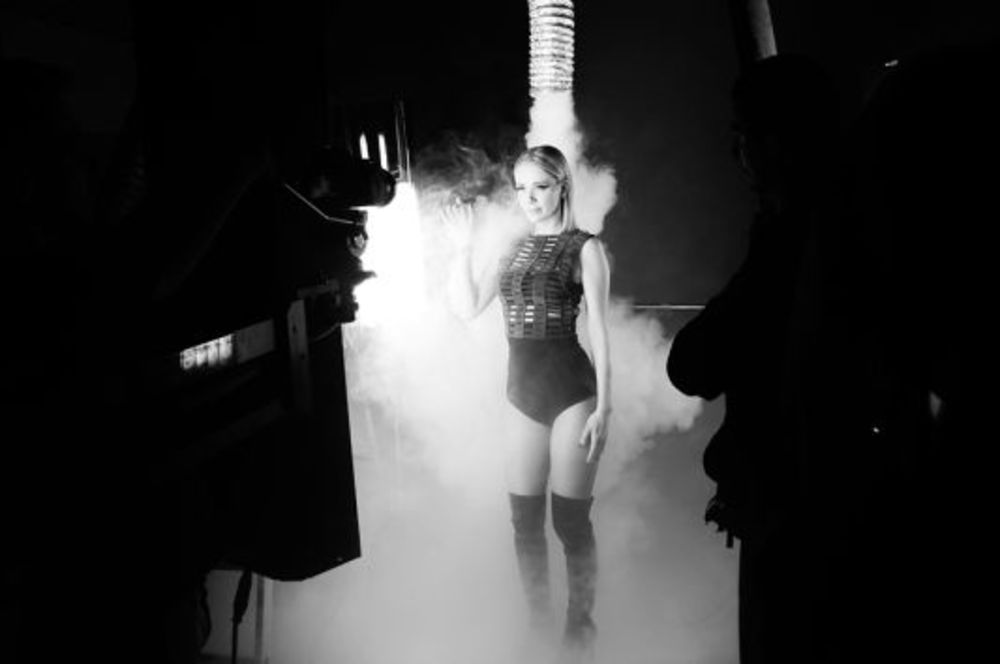 Nakon što je seksi fotografijama dočarala atmosferu sa snimanja. popularna pevačica konačni je objavila novi spot za pesmu Okus mentola.