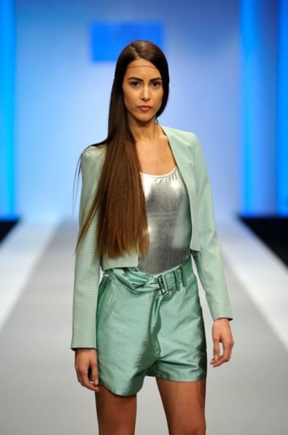 Drugo veče 35. BelgradeFashionWeek-a otpočelo je revijom Klasa udruženja koje je oformljeno na odseku za kostim Fakulteta primenjenih umetnosti u Beogradu a koje čini deset mladih dizajnerki. To su: Ivana Lazarević, SanjaStepanović, Teodora Živković, Katarina