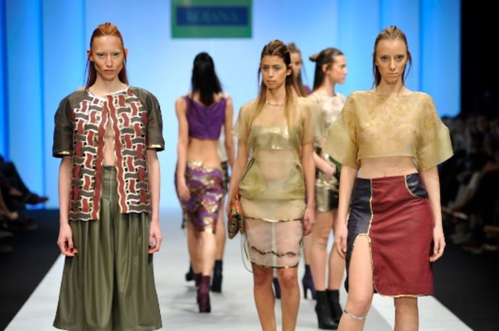 Drugo veče 35. BelgradeFashionWeek-a otpočelo je revijom Klasa udruženja koje je oformljeno na odseku za kostim Fakulteta primenjenih umetnosti u Beogradu a koje čini deset mladih dizajnerki. To su: Ivana Lazarević, SanjaStepanović, Teodora Živković, Katarina