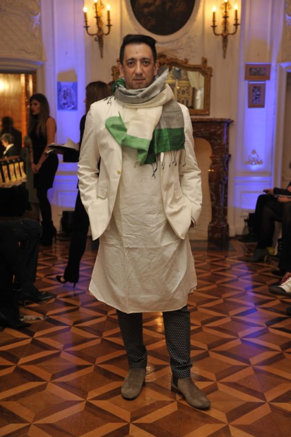 Posebna atrakcija 35. Perwoll fashion Week-a svakako je revija  svetski  poznatog indijskog dizajnera- Manish Arora koji je preksinoć u prelepoj kući India House imao reviju. Zahvaljujući stručnom konsultantu Fashion Weeka iz Pariza - Zoranu Bosancu i saradnji