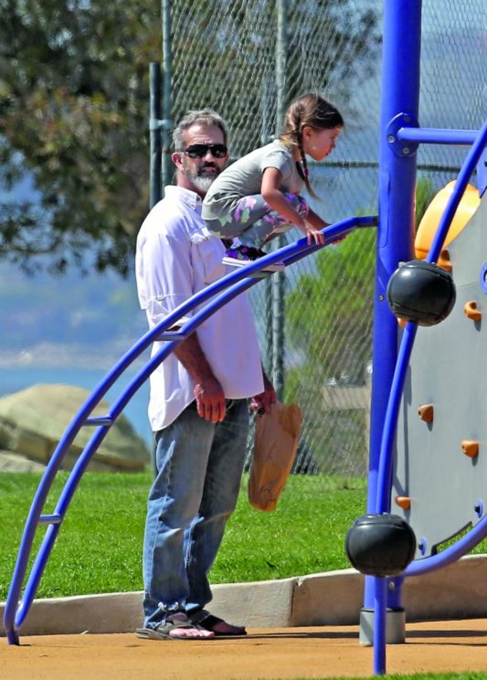 Pre nego što su stigli u dečji park u Malibuu, holivudski glumac Mel Gibson (56) i njegova ćerkica Lusija (5), posetili su pumpu na kojoj je snalažljivi tata napumpao gume bicikla svoje naslednice.