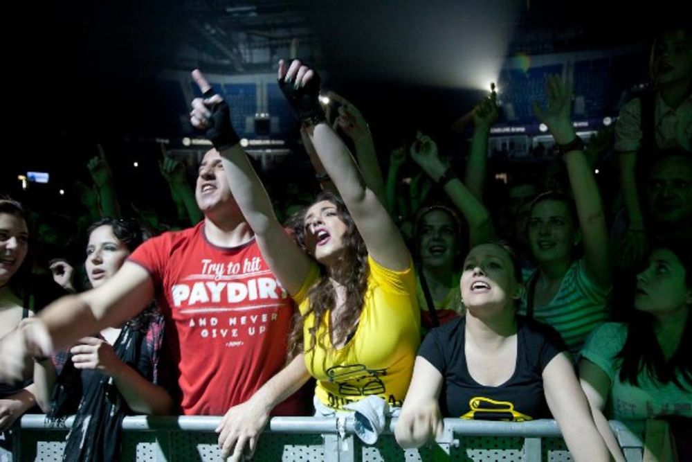 Bend Dubioza kolektiv održao je u subotu uveče svoj najveći do sada samostalni koncert u Srbiji pred oko 12.000 posetilaca u beogradskoj Kombank areni. Pre Kolektiva nastupili su njihovi gosti, novosadski punk titani - Atheist Rap, koji su odsvirali gotovo sve