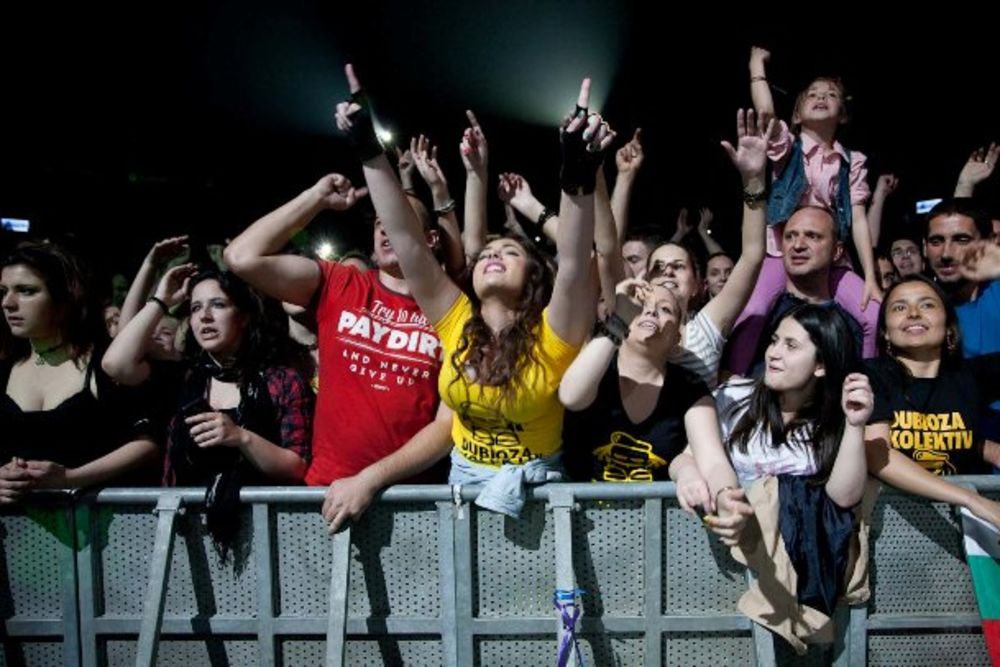 Bend Dubioza kolektiv održao je u subotu uveče svoj najveći do sada samostalni koncert u Srbiji pred oko 12.000 posetilaca u beogradskoj Kombank areni. Pre Kolektiva nastupili su njihovi gosti, novosadski punk titani - Atheist Rap, koji su odsvirali gotovo sve