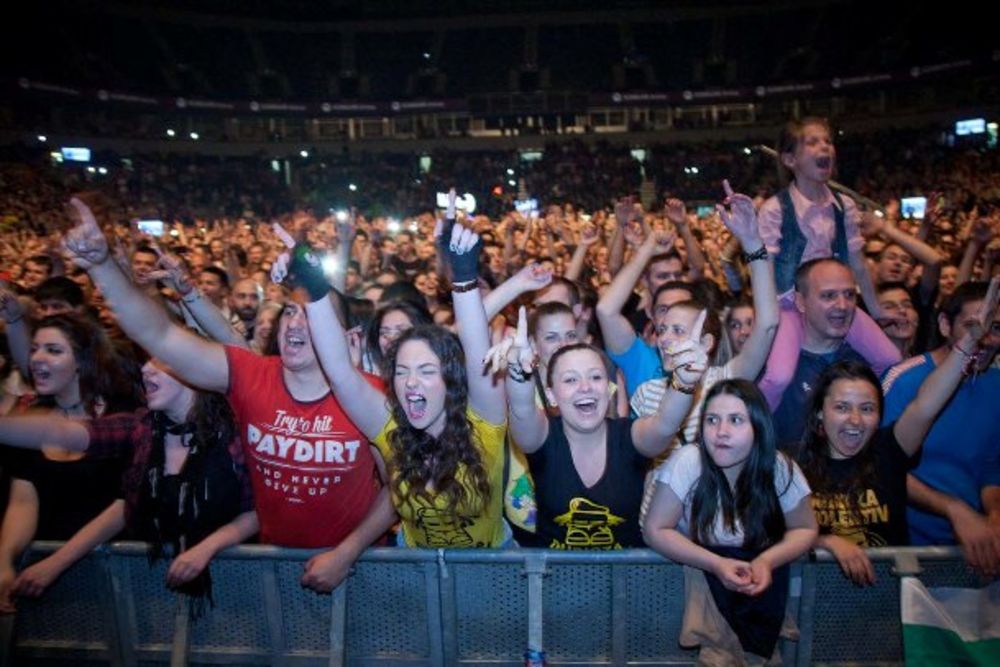 Bend Dubioza kolektiv održao je u subotu uveče svoj najveći do sada samostalni koncert u Srbiji pred oko 12.000 posetilaca u beogradskoj Kombank areni. Pre Kolektiva nastupili su njihovi gosti, novosadski punk titani - Atheist Rap, koji su odsvirali gotovo sve