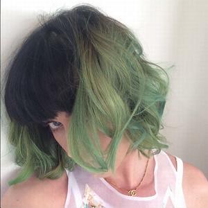 Keti Peri: Muljavo zelena prolećna frizura