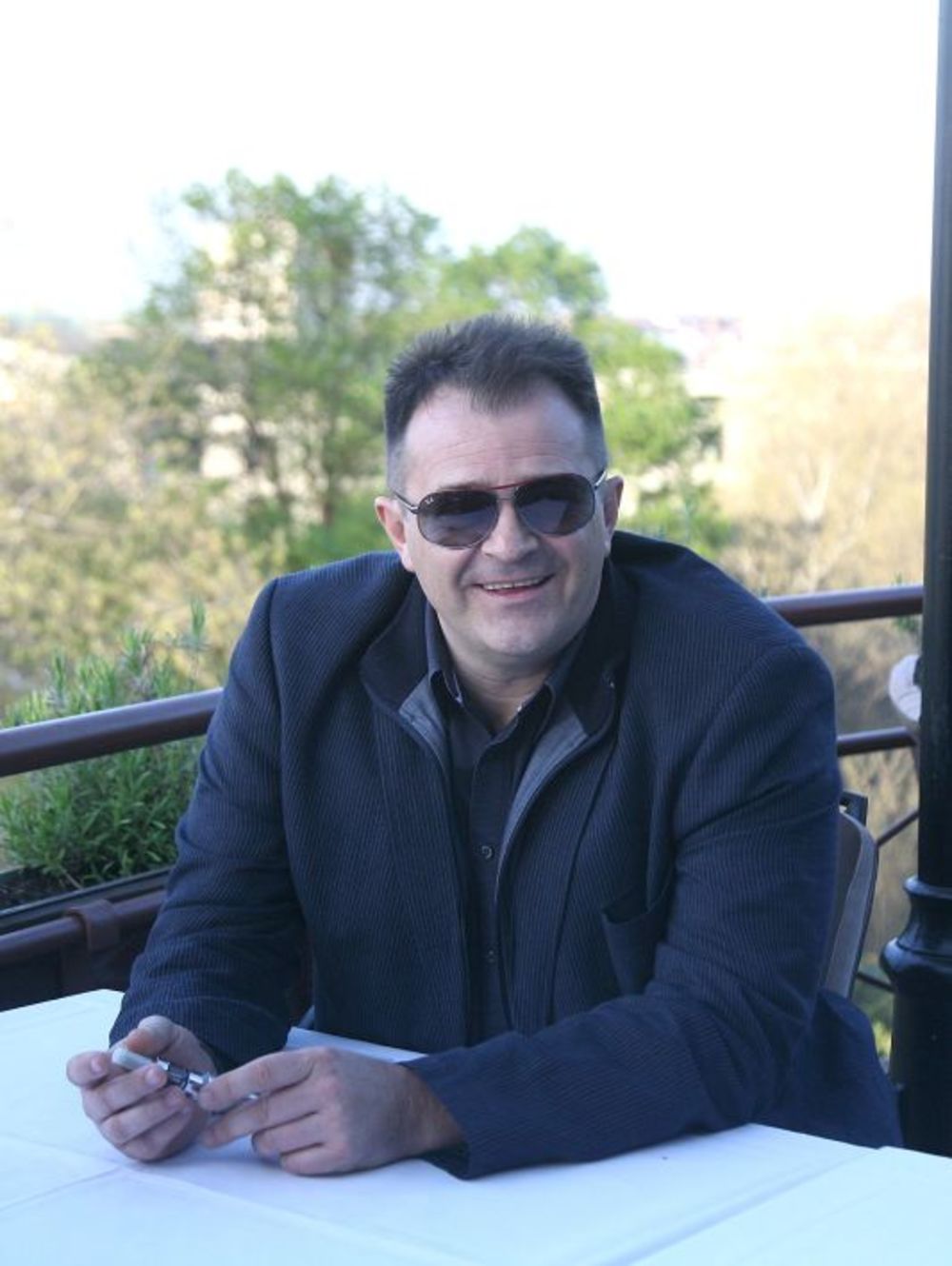 Multimedijalni umetnik Miroslav - Miki Perić u restoranu Kalemegdanska terasa promovisao je novi album i spot za naslovnu numeru Dobar dan. Tokom oficijelnog dela promocije on je objasnio s koliko je ljubavi i pažnje pristupio radu na novom albumu, a potom je