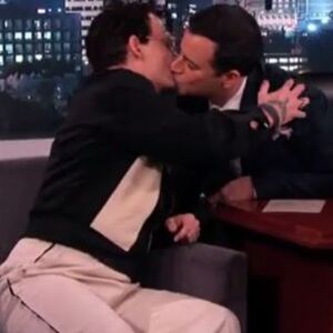 Epski poljubac Džonija Depa i voditelja Džimija Kimela (VIDEO)