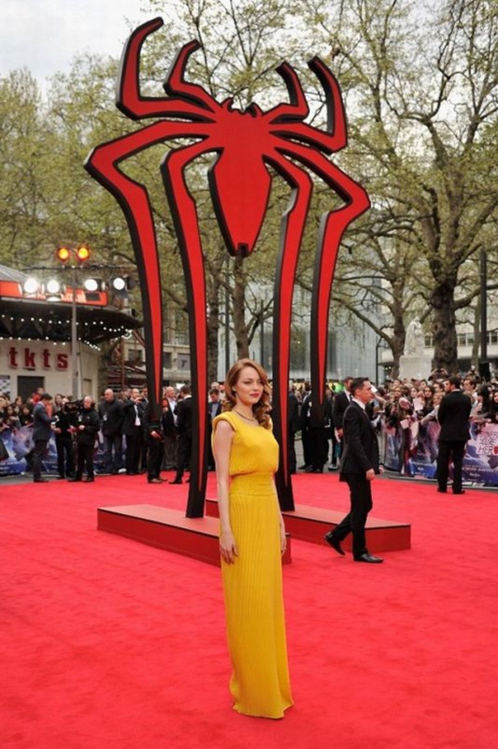 Sinoć je u Londonu održana svetska premijera filma Čudesni Spajdermen 2 3D (The Amazing Spider-Man 2 3D), a crvenim tepihom ovim povodom prošetali su reditelj filma Mark Veb, glumci Džejmi Foks, Den DeHan i jedan od najpopularnijih glumačkih parova, Ema Stoun