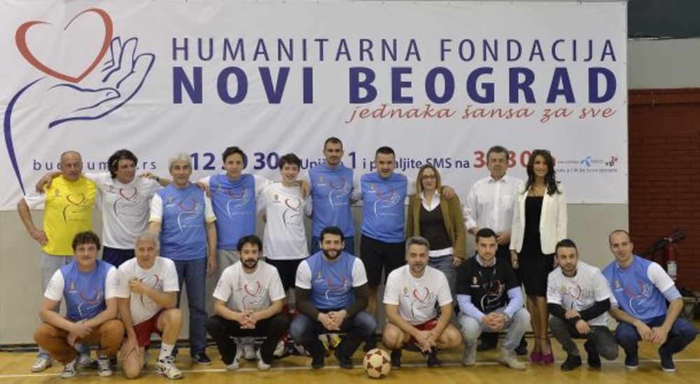 Opština Novi Beograd i Humanitarna fondacija Novi Beograd, subotu, 12.aprila, u Hali sportova priredili su revijalnu fudbalsku utakmicu na kojoj su nastupile poznate javne ličnosti.