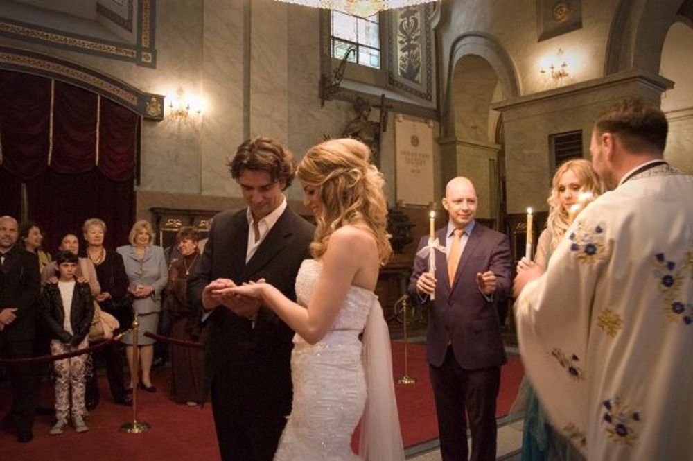 Pevačica benda Zemlja gruva Ana Janković, poznatija kao Zoe Kida, izgovorila je sudbonosno DA svom partneru Predragu Radonjiću. U krugu najbližih prijatelja i porodice krunisali su svoju ljubav i upriličili proslavu na jednom od splavova na zemunskom keju. Mla