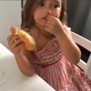 Šta mislite čija ćerkica ovako uživa? (VIDEO)