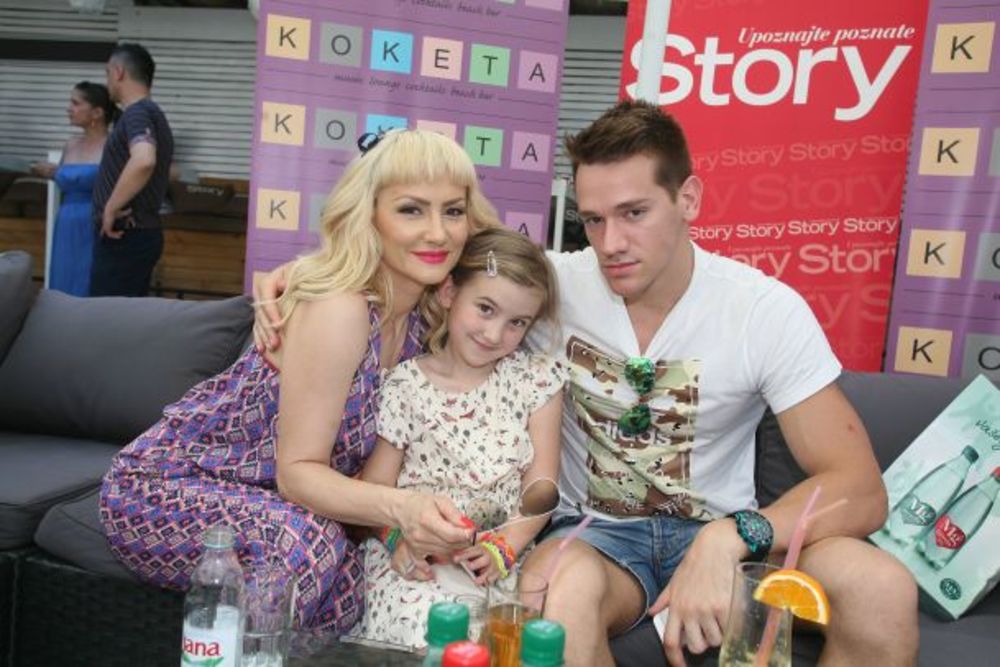 Magazin Story i Naxi radio održali su još jedan Savršen vikend u kafeu Koketa na Adi Ciganliji, koji se ove godine održava uz podršku prijatelja projekta Grand kafom, Esensa i Mg Mivela vodom. Kao i svaki put najviše pažnje kod prisutnih izazvale su poznate li