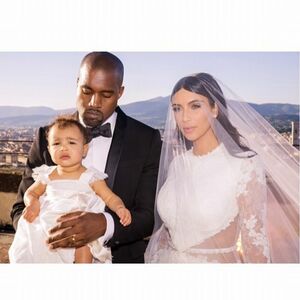Kim Kardašijan objavila porodični portret sa venčanja