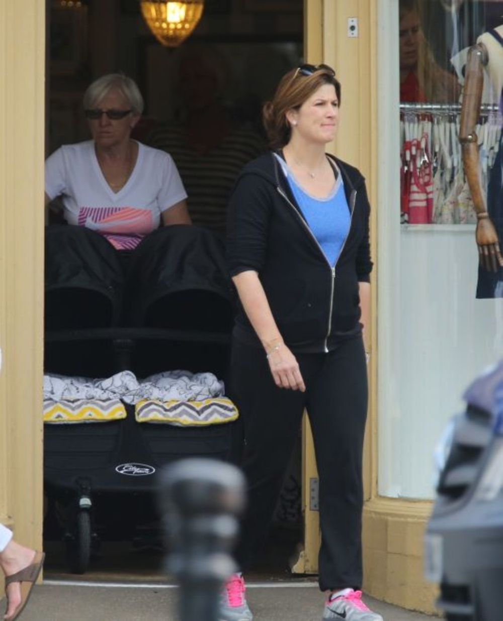 Rodžer Federer trenutno boravi u Londonu, gde učestvuje na Vimbldon turniru, a slobodno vreme iskoristio je da prošeta sa suprugom i decom. Iako će se na terenu boriti sam, u London je došao sa svojom celom porodicom, koju čine supruga Mirka Federer, ćerke bli