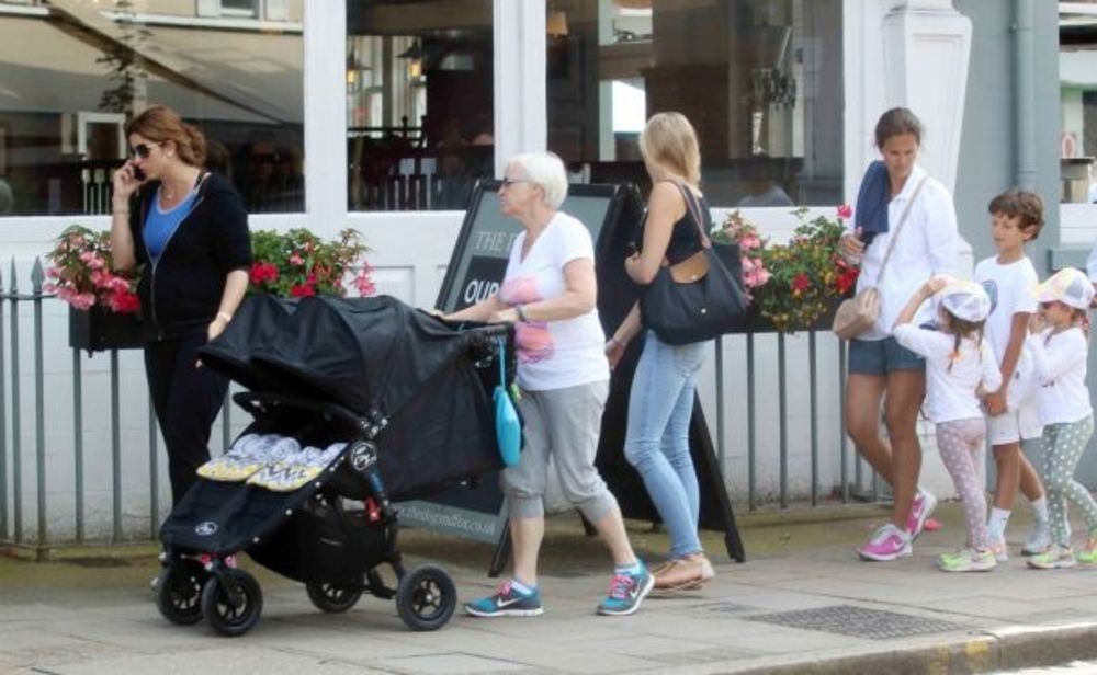 Rodžer Federer trenutno boravi u Londonu, gde učestvuje na Vimbldon turniru, a slobodno vreme iskoristio je da prošeta sa suprugom i decom. Iako će se na terenu boriti sam, u London je došao sa svojom celom porodicom, koju čine supruga Mirka Federer, ćerke bli