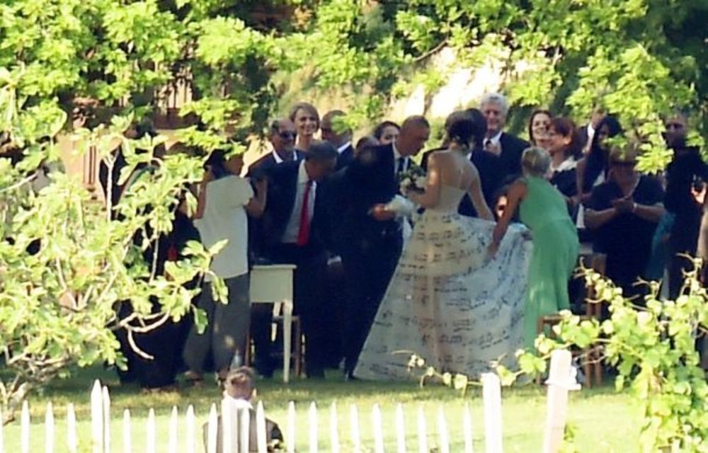 I pored toga što su se tajno venčali 6. juna u Milanu, slavni par želeo je da trenutak sklapanja braka podeli i sa prijateljima, te su organizovali još jednu svadbenu proslavu 21. juna. Oni su romantičnu ceremoniju održali u gradiću Gaviju koji se nalazi u bli