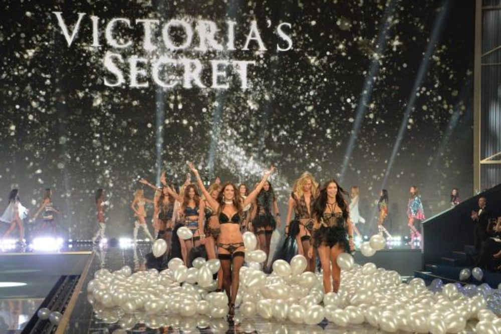 Anđeli Victoria\'s Secreta prošetale su se pistom Victoria\'s Secret Showa 2014 u Londonu i još jednom sve prisutne ostavile bez daha.