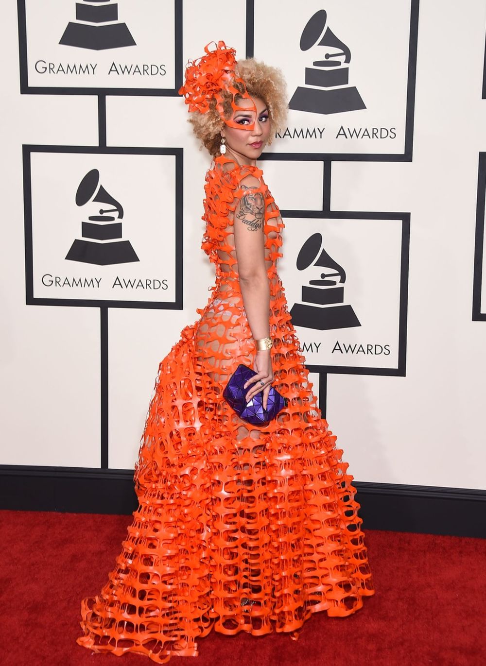 Gremi muzičke nagrade, 57. put po redu, održane su sinoć u Los Anđelesu. Čini se da su se zvezde ove godine takmičile koja će više pažnje privući na crvenom tepihu neobičnim toaletama.