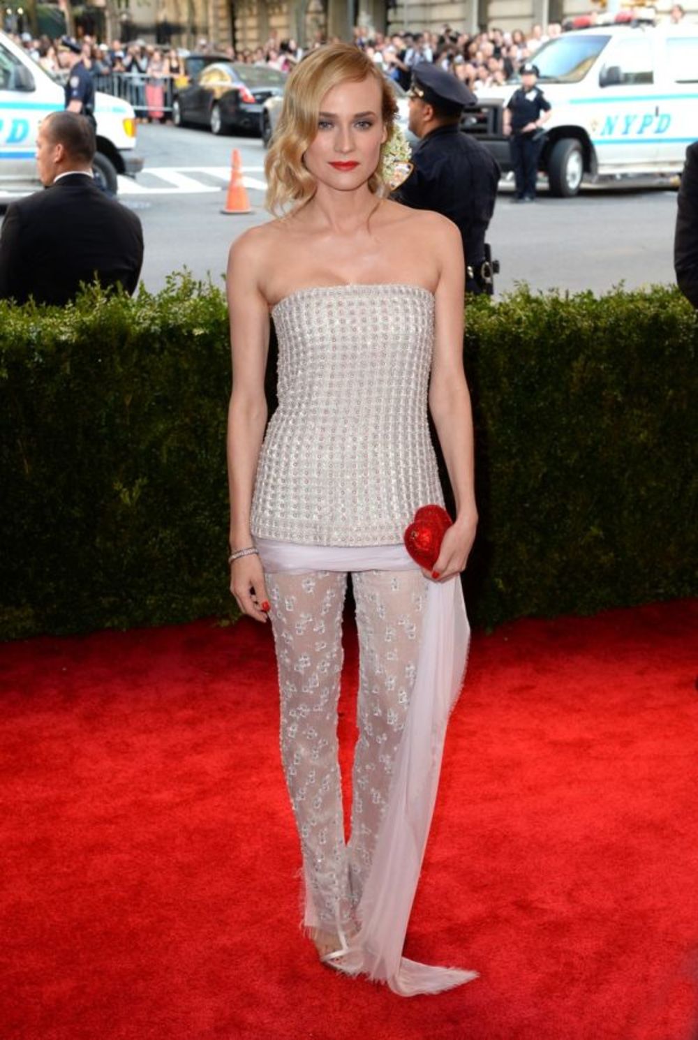 Jedan od najglamuroznijih događaja na svetu, Met gala bal, održan je sinoć, a mi vam prenosimo kako su izgledale najveće svetske zvezde