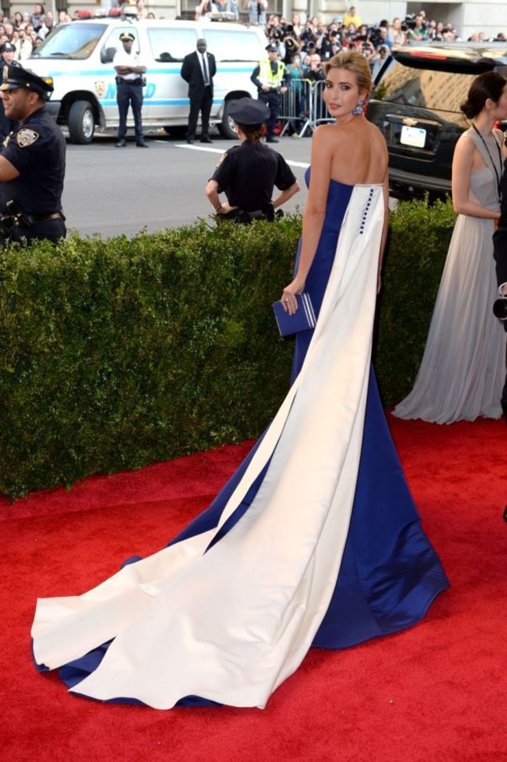 Jedan od najglamuroznijih događaja na svetu, Met gala bal, održan je sinoć, a mi vam prenosimo kako su izgledale najveće svetske zvezde