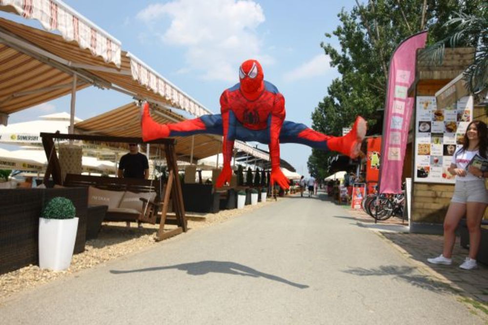 Protekli subota i nedelja na Adi Ciganliji bili su rezervisani za još jedno druženje posetilaca kafea Koketa i poznatih ličnosti. Uživali su u poklonima, ali i zanimljivim aktivnostima koje su im pripremili magazin Story i Naxi radio