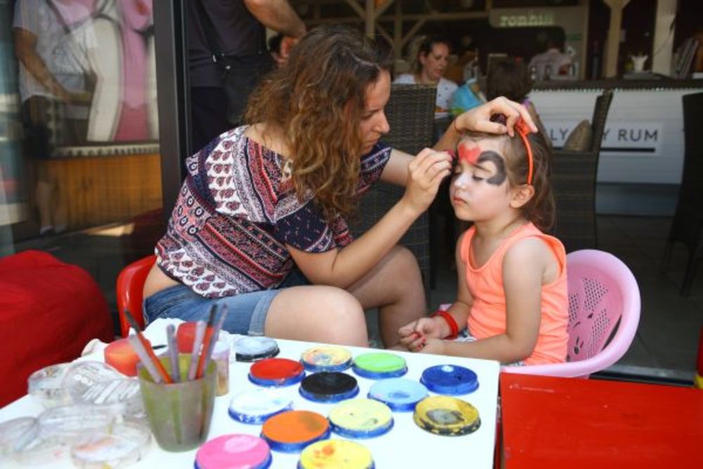 Protekli subota i nedelja na Adi Ciganliji bili su rezervisani za još jedno druženje posetilaca kafea Koketa i poznatih ličnosti. Uživali su u poklonima, ali i zanimljivim aktivnostima koje su im pripremili magazin Story i Naxi radio
