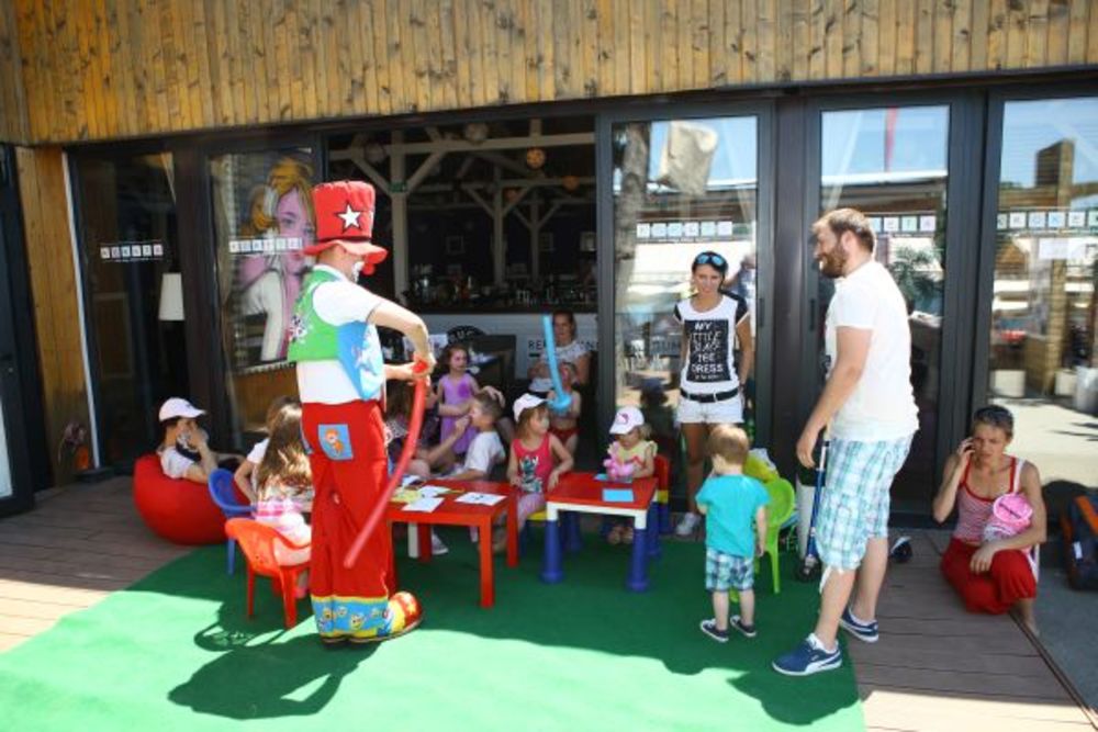 Protekli subota i nedelja na Adi Ciganliji bili su rezervisani za još jedno druženje posetilaca kafea Koketa i poznatih ličnosti. Uživali su u poklonima, ali i zanimljivim aktivnostima koje su im pripremili magazin Story i Naxi radio