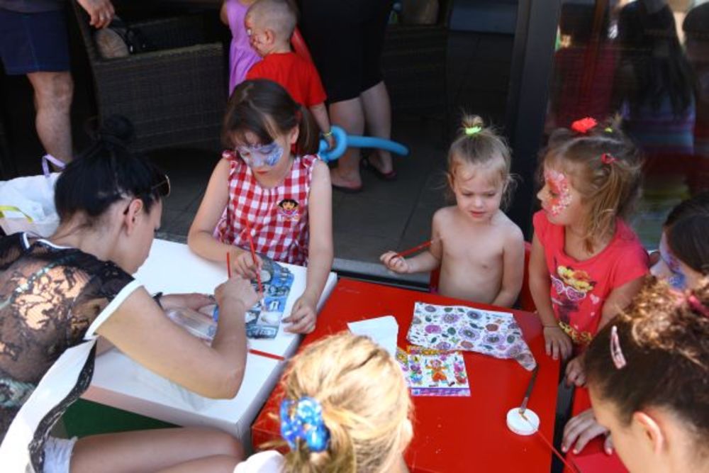 Protekli subota i nedelja na Adi Ciganliji bili su rezervisani za još jedno druženje posetilaca kafea Koketa i poznatih ličnosti. Uživali su u poklonima, ali i zanimljivim aktivnostima koje su im pripremili magazin Story i Naxi radio