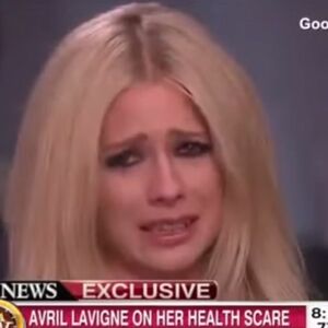 Avril Lavinj zaplakala na pitanje o svojoj bolesti: Bila sam bukvalno prikovana za krevet