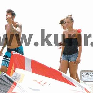Mateja Kežman sa devojkom na moru: Pogledajte kako se poznati fudbaler provodi sa decom i novom izabranicom