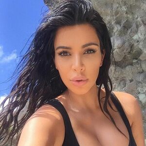 Kim Kardašijan zgrozila novim izdanjem: Mini suknja za isticanje celulita (FOTO)