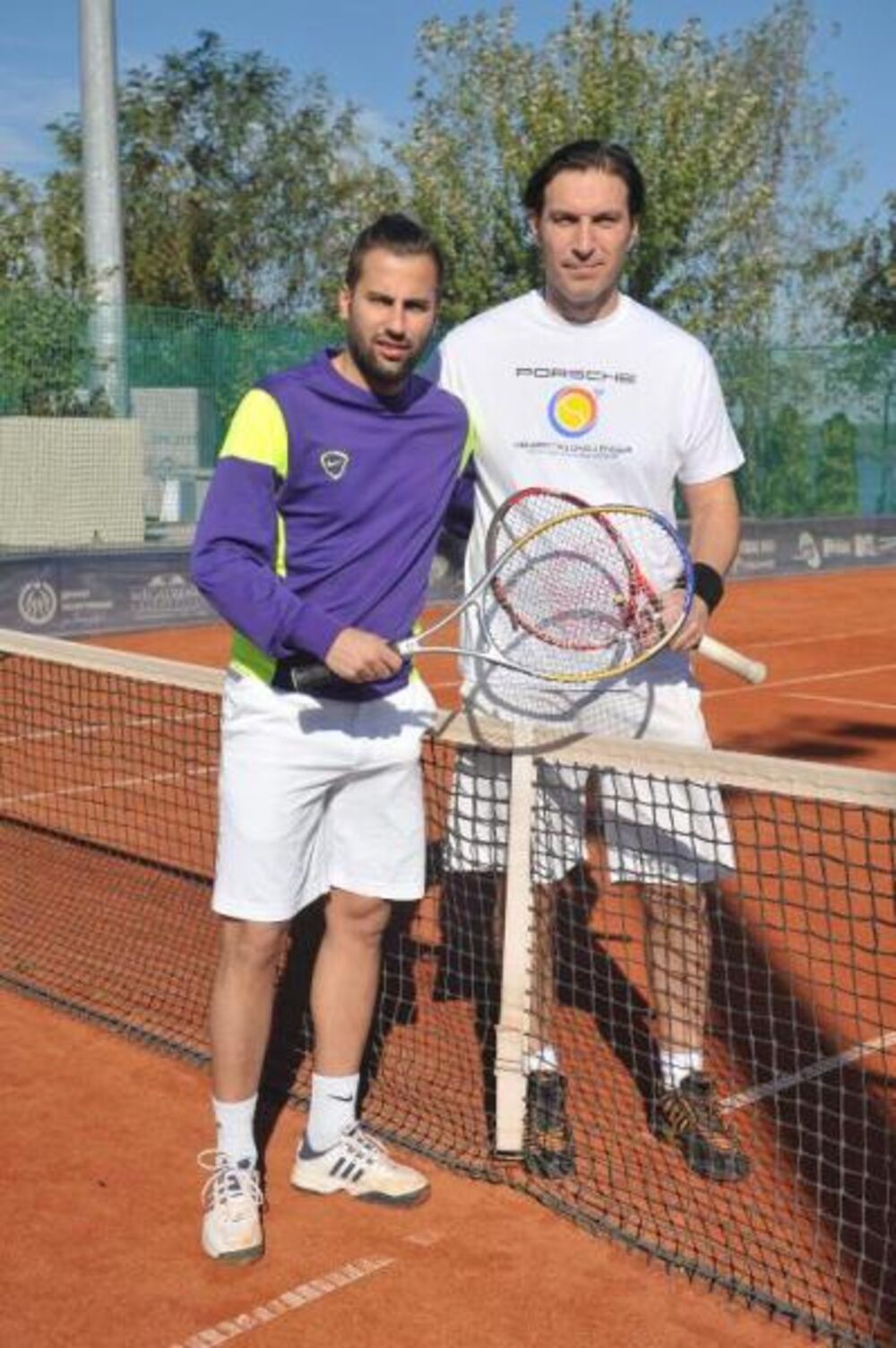 Mečevi prvog dana 14. teniskog turnira poznatih i 10. mini tenis open obeležili su neizvesni i zanimljivi gemovi, ali pre svega sjajna zabava, fer plej i duh sportskog drugarstva.