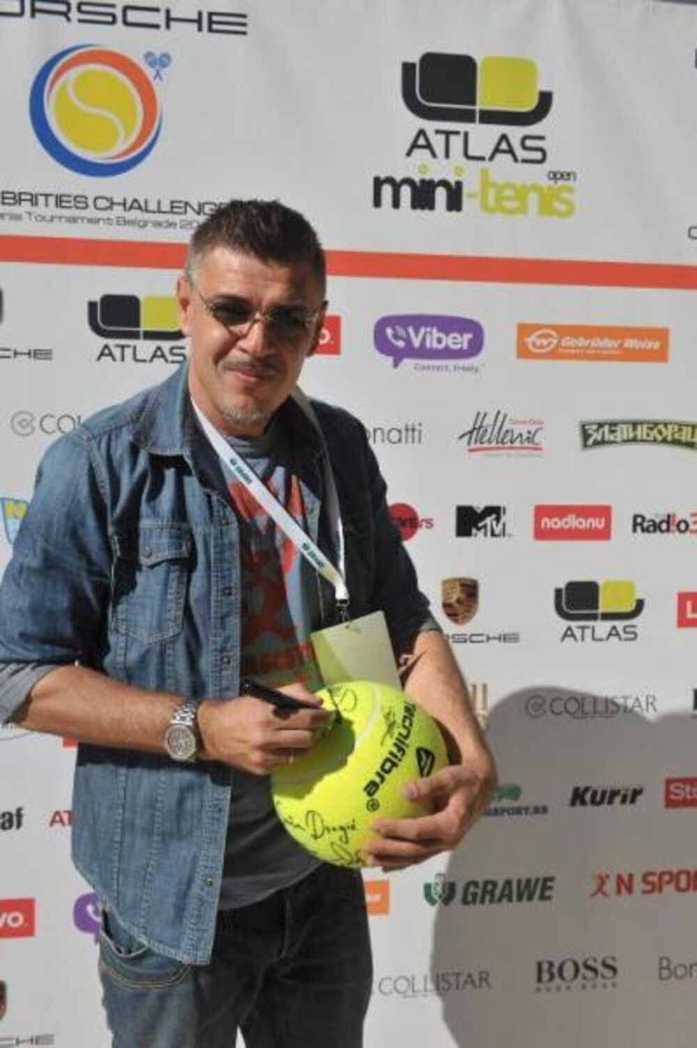 Mečevi prvog dana 14. teniskog turnira poznatih i 10. mini tenis open obeležili su neizvesni i zanimljivi gemovi, ali pre svega sjajna zabava, fer plej i duh sportskog drugarstva.