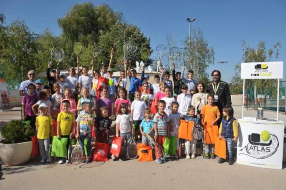 Mečevi prvog dana 14. teniskog turnira poznatih i 10. mini tenis open obeležili su neizvesni i zanimljivi gemovi, ali pre svega sjajna zabava, fer plej i duh sportskog drugarstva.