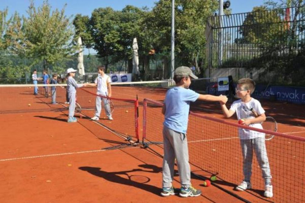 Mečevi prvog dana 14. teniskog turnira poznatih i 10. mini tenis open obeležili su neizvesni i zanimljivi gemovi, ali pre svega sjajna zabava, fer plej i duh sportskog drugarstva.