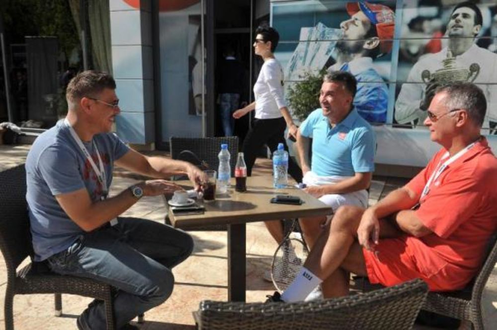 Mečevi prvog dana 14. teniskog turnira poznatih i 10. mini tenis open obeležili su neizvesni i zanimljivi gemovi, ali pre svega sjajna zabava, fer plej i duh sportskog drugarstva.