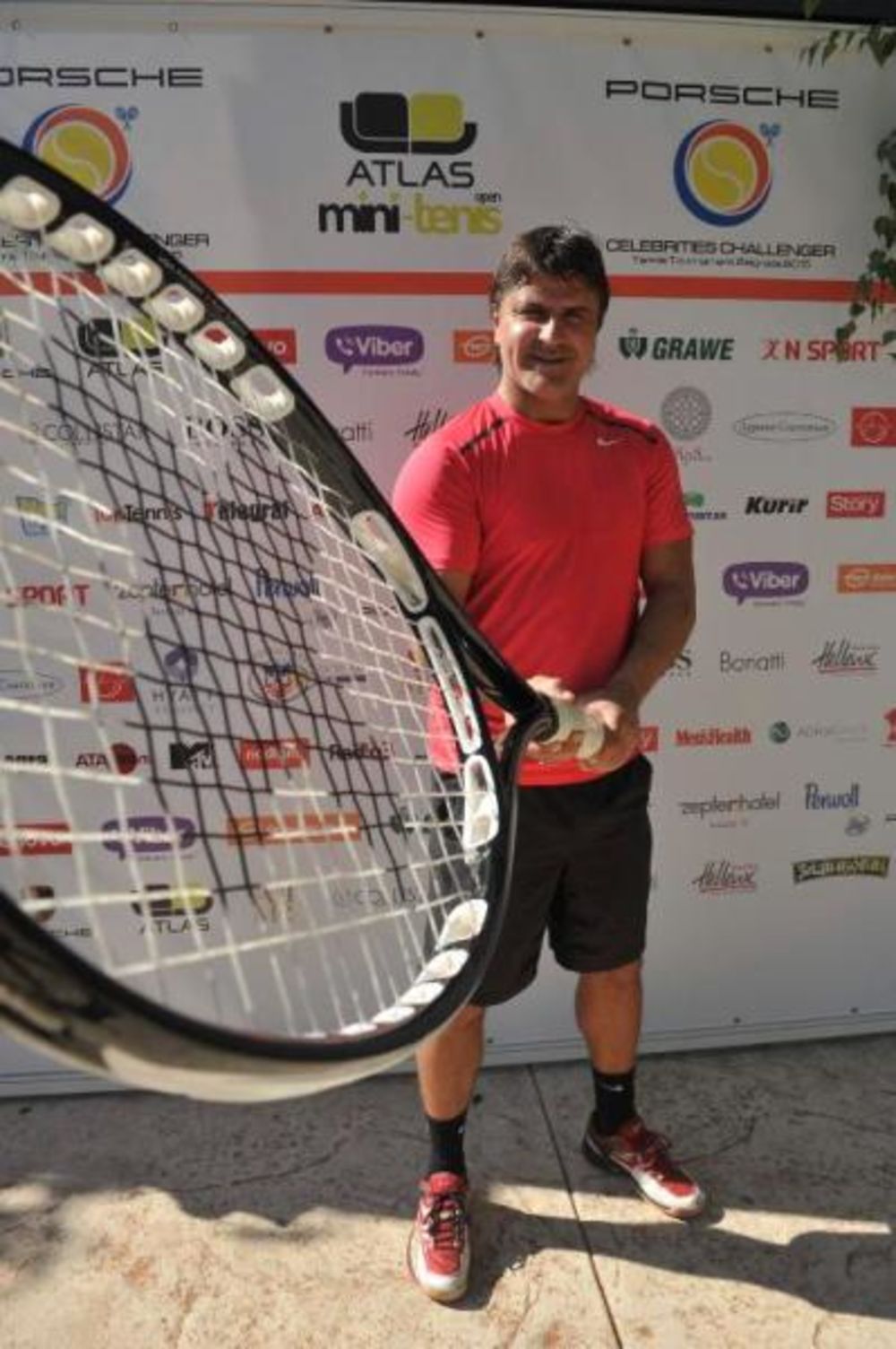 Mečevi prvog dana 14. teniskog turnira poznatih i 10. mini tenis open obeležili su neizvesni i zanimljivi gemovi, ali pre svega sjajna zabava, fer plej i duh sportskog drugarstva.
