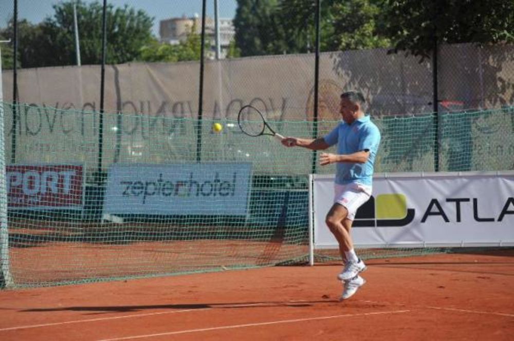 Mečevi prvog dana 14. teniskog turnira poznatih i 10. mini tenis open obeležili su neizvesni i zanimljivi gemovi, ali pre svega sjajna zabava, fer plej i duh sportskog drugarstva.