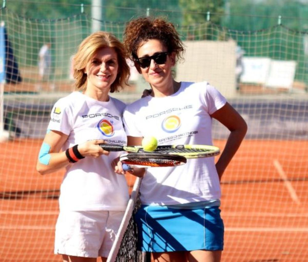 Mečevi prvog dana 14. teniskog turnira poznatih i 10. mini tenis open obeležili su neizvesni i zanimljivi gemovi, ali pre svega sjajna zabava, fer plej i duh sportskog drugarstva.