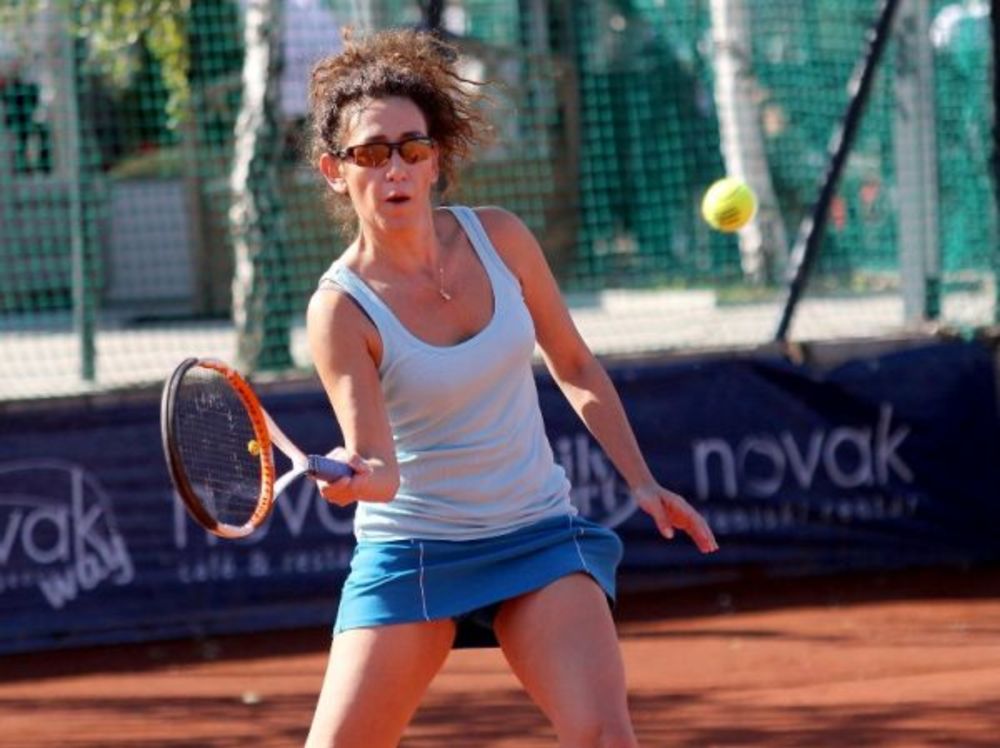 Mečevi prvog dana 14. teniskog turnira poznatih i 10. mini tenis open obeležili su neizvesni i zanimljivi gemovi, ali pre svega sjajna zabava, fer plej i duh sportskog drugarstva.