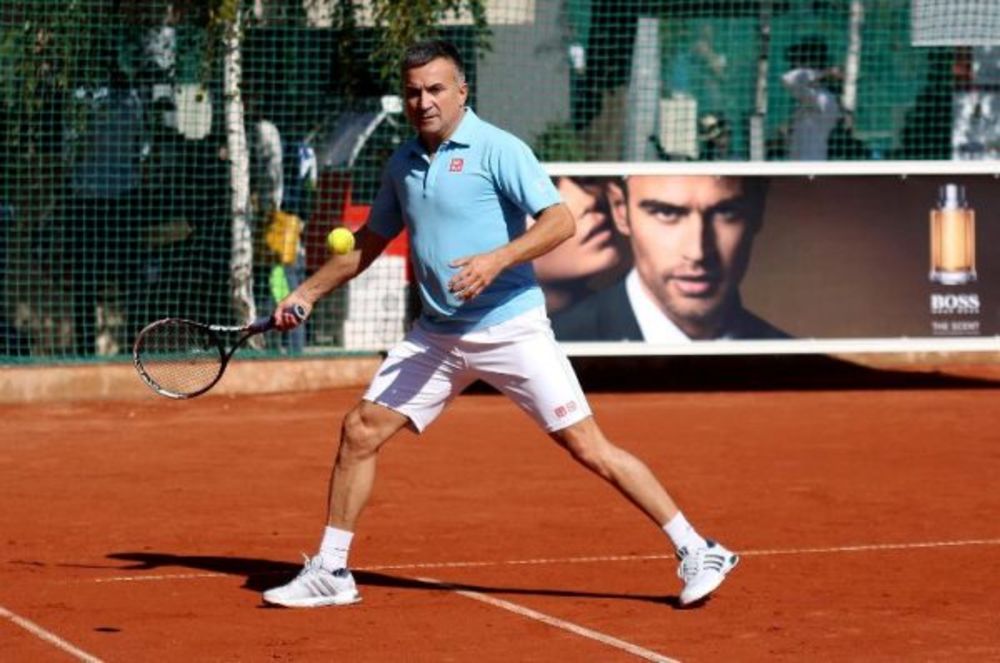 Mečevi prvog dana 14. teniskog turnira poznatih i 10. mini tenis open obeležili su neizvesni i zanimljivi gemovi, ali pre svega sjajna zabava, fer plej i duh sportskog drugarstva.