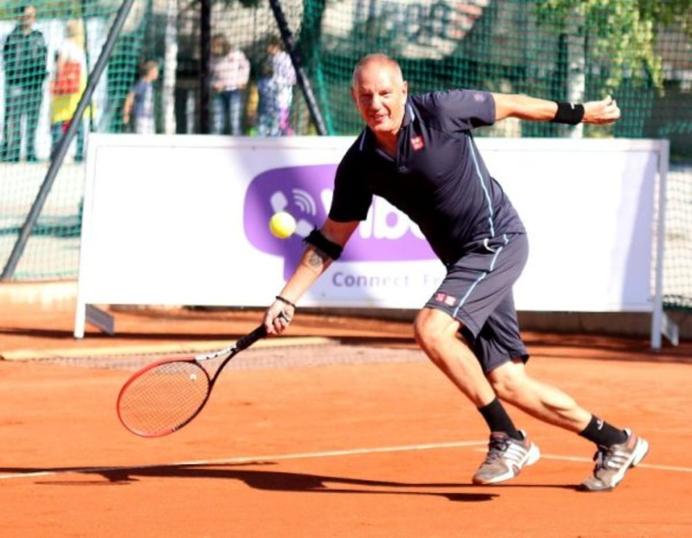 Mečevi prvog dana 14. teniskog turnira poznatih i 10. mini tenis open obeležili su neizvesni i zanimljivi gemovi, ali pre svega sjajna zabava, fer plej i duh sportskog drugarstva.
