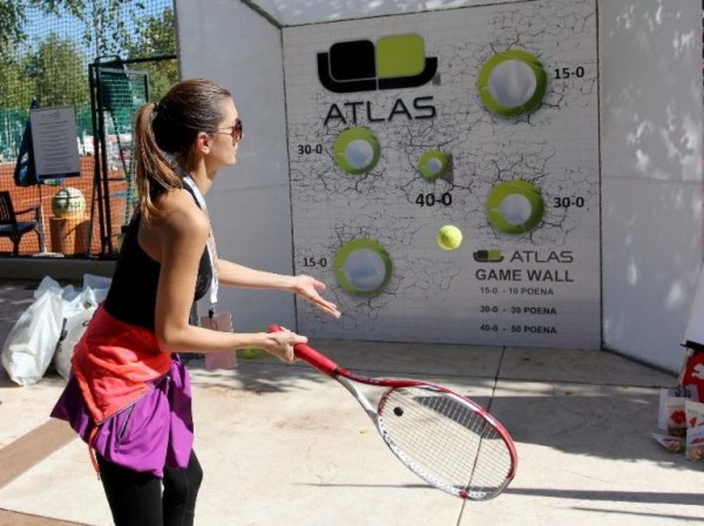 Mečevi prvog dana 14. teniskog turnira poznatih i 10. mini tenis open obeležili su neizvesni i zanimljivi gemovi, ali pre svega sjajna zabava, fer plej i duh sportskog drugarstva.