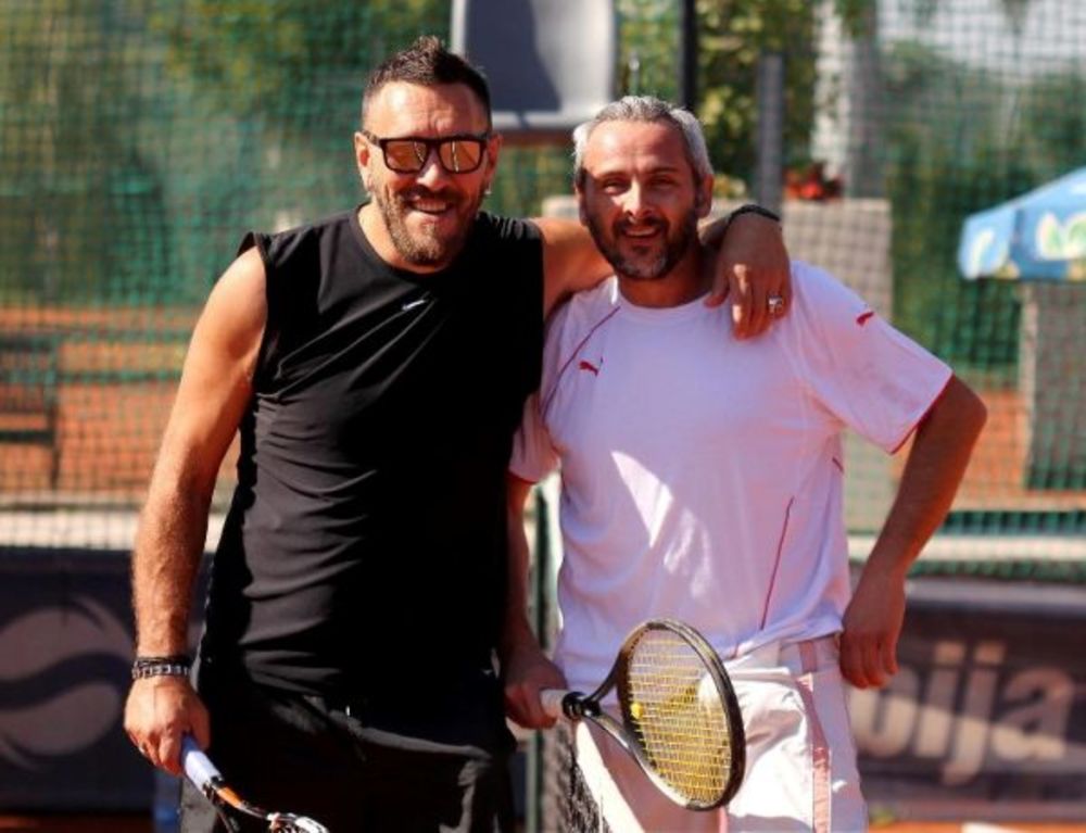 Mečevi prvog dana 14. teniskog turnira poznatih i 10. mini tenis open obeležili su neizvesni i zanimljivi gemovi, ali pre svega sjajna zabava, fer plej i duh sportskog drugarstva.