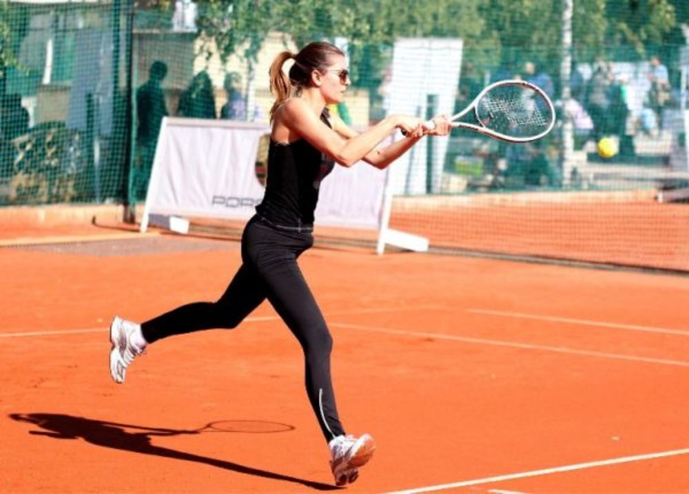 Mečevi prvog dana 14. teniskog turnira poznatih i 10. mini tenis open obeležili su neizvesni i zanimljivi gemovi, ali pre svega sjajna zabava, fer plej i duh sportskog drugarstva.