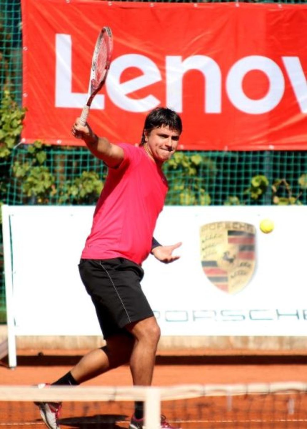 Mečevi prvog dana 14. teniskog turnira poznatih i 10. mini tenis open obeležili su neizvesni i zanimljivi gemovi, ali pre svega sjajna zabava, fer plej i duh sportskog drugarstva.